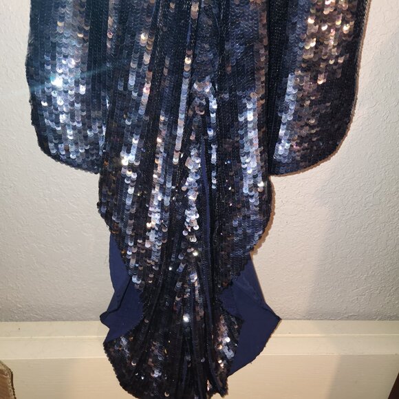 Long sequined dress with train - Picture 4 of 5